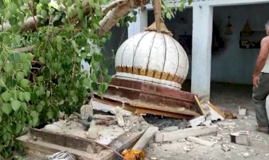 पीपल का पेड़ गिरने से शिव मंदिर हुआ धराशाही