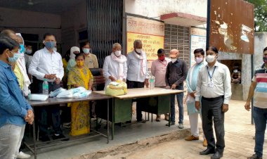 जय जवान जय किसान सेवा टीम ने किया 71 राशन किटों का वितरण