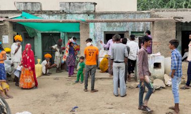 राशन डीलर ने उड़ाई सोशल डिस्टेंसिंग की धज्जियां, एसडीओ के दिशा निर्देश हुए हवा हवाई