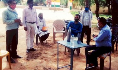 भोंकर में चल रहे कोरोना वैक्सीनेशन कैंप की जांच करने पहुंचे तहसीलदार