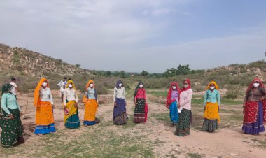 मनरेगा  श्रमिकों को मास्क वितरण किये