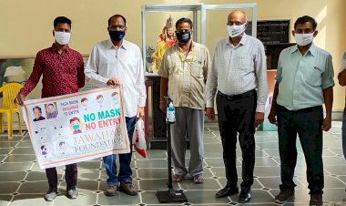 जवाहर फाउंडेशन ने एमएलवी टेक्सटाइल कॉलेज में उपलब्ध कराए मास्क एवं सैनेटाइजर मशीन