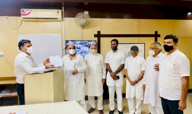 निशुल्क वैक्सीनेशन को लेकर कांग्रेसियों ने जिला कलेक्टर को सौंपा ज्ञापन