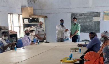 नसवारी में कोरोना काल में सेवाएं दे रहे कर्मचारियों को बांटे सैनिटाइजर मास्क