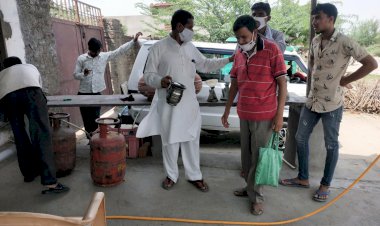 राष्ट्रीय स्वयंसेवक संघ ने खवास में किया काढ़ा वितरण