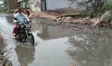 आम रास्ते मे जलभराब के चलते ग्रामीणों और ब्रज चौरासी कोस  परिक्रमार्थियो का राह निकलना हुआ मुश्किल