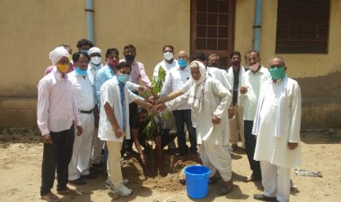 वरिष्ठ डॉ आरसी यादव ने सीएचसी प्रभारी को सौंपा सामान