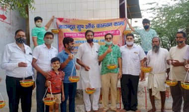 जायन्ट्स ग्रुप ने कामाँ मे पंछियों के लिए लगाए परिंडे