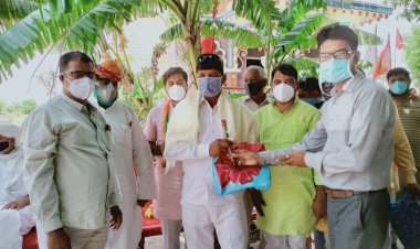 सेवा ही संगठन कार्यक्रम के तहत परिडें लगाकर पक्षियों के लिए दाना-पानी की व्यवस्था की