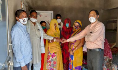 घर-घर गुलाब का फूल देकर किया वैक्सीनेशन कराने का आग्रह