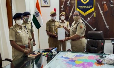 खेडली के जाबाज कास्टेबल हेमंत शर्मा व थानाधिकारी काे एसपी अलवर ने किया सम्मानित