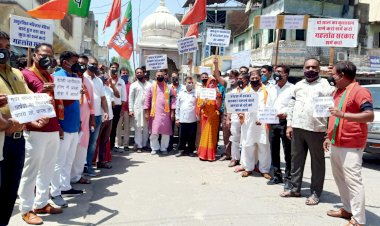 जयपुर चैयरमेन व पार्षदों के अलोकतांत्रिक निलंबन पर भाजपा ने काली पट्टी व काला मास्क बांध नारेबाजी कर किया विरोध प्रदर्शन