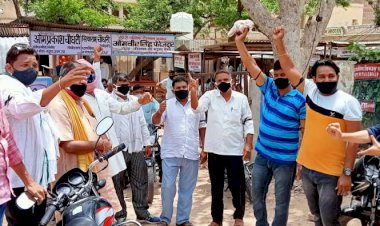 जयपुर महापाैर साैम्य गूर्जर सहित तीन पार्षदाे काे निलंबित करने पर भाजपाईयाे ने किया प्रदर्शन