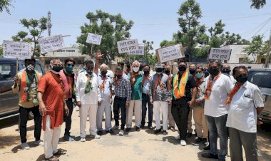 मकराना में भाजपा कार्यकर्ताओं ने जयपुर ग्रेटर महापौर व तीन पार्षदों के निलंबन को लेकर दिया धरना