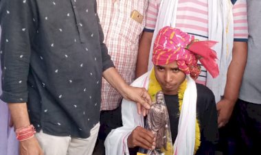 21 वर्षीय  युवक  ने लगातार 100 किलोमीटर की मैराथन लगाई दौड़  नगर पालिका चेयरमैन ने नगद राशि व स्मृति चिन्ह देकर किया सम्मानित