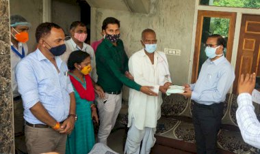 कोरोना से पटवारी की मौत के बाद जिला कलेक्टर ने शोकाकुल परिवार को सौंपी सहायता राशि