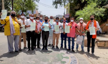 भाजपा ने काली पट्टी बांधकर एवं हाथों में स्लोगन लिखी तख्तियां लेकर कोरोना प्रोटोकॉल के तहत किया प्रदर्शन