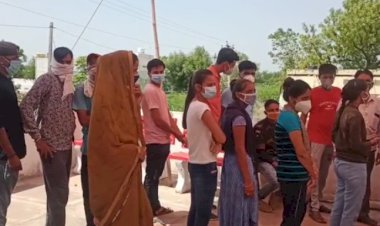खजूरी वैक्सीनेशन केंद्र पर दिखी प्रशासन की लापरवाही,  धूप में खड़े रहे युवा फिर लगा वैक्सीन