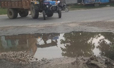 चौरीचौरा फोरलेन राजमार्ग पर भरा पानी, सड़क पर बने गड्ढे हादसों को दे रहे न्योता