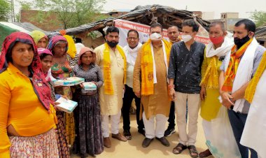 पूर्व विधायक रमेश खीची के नेतृत्व मे खेडली व भनाेखर मण्डल वसुंधरा रसाेई का शुभारंभ