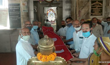 शनि जयंती पर चारभुजा नाथ के शिखर पर ध्वजा का आयोजन, लहराई 12वीं ध्वजा