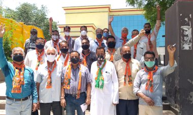 भाजपा कार्यकर्ताओं ने जयपुर ग्रेटर महापौर व तीन पार्षदों के निलंबन को लेकर किया धरना प्रदर्शन