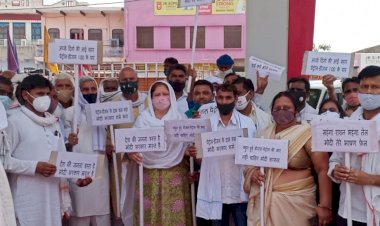 पेट्रोल-डीजल की बढ़ती कीमतों के खिलाफ कांग्रेस ने  गोविंदगढ़ मे किया सांकेतिक धरना प्रदर्शन