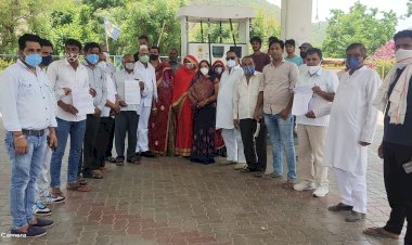 पेट्रोल डीजल के बढ़ते दामो के विरोध मे महिला ब्लॉक कांग्रेस अध्यक्ष प्रियंका बागड़ी के नेतृत्व में दिया धरना