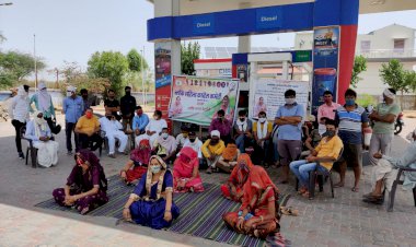 महिला कांग्रेस कमेटी के आह्वान पर चंवरा पेट्रोल पम्प पर दिया धरना