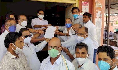 पेट्रोल डीजल को जीएसटी में लेने एंव बढ़ती कीमतों को रोकने के बाबत कांग्रेस ब्लॉक अध्यक्ष के नेतृत्व में राष्ट्रपति के नाम उपखण्ड अधिकारी को सौंपा ज्ञापन