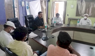 एसडीएम ने राशन डीलरों को कोरोना टीके के बारे में किया जागरूक