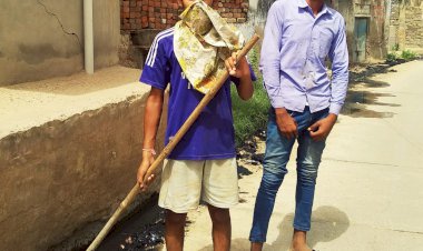 ग्राम पंचायत नांगल सालिया में गंदगी का आलम, युवा कर रहे नालियों की सफाई