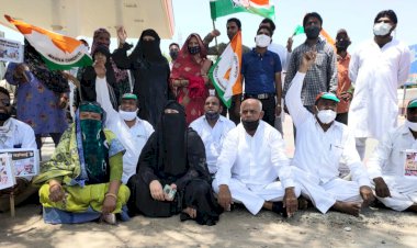 पेट्रोल डीजल की बढ़ी दरों को वापस लेने कांग्रेसियों ने किया धरना प्रदर्शन