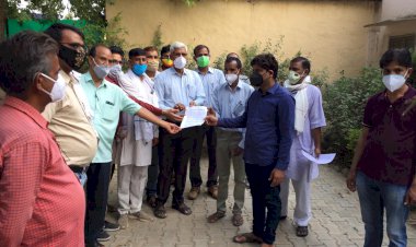 हमीरपुर में लड़कियों से छेड़छाड़ एंव अभद्र व्यवहार करने वाले आरोपियों की जल्द हो गिरफ्तारी, एसडीएम को सौंपा ज्ञापन