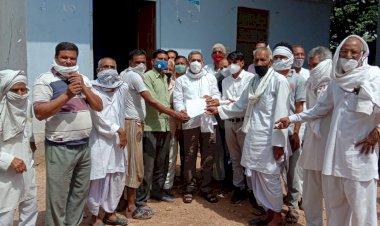 सकट में पानी की समस्या को लेकर ग्रामीणों ने विधायक को सौंपा ज्ञापन