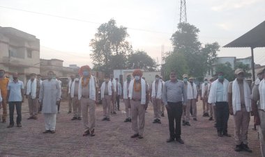 राष्ट्रीय स्वयंसेवक संघ ने कोरोना योद्धा पुलिसकर्मियों का किया सम्मान