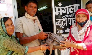 सड़क पर पड़ा मिला बैग विकलांग गुलाब सिंह ने महिला को लौटाया