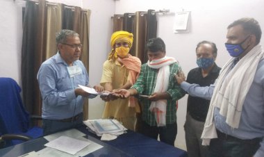 रिक्त पटवार मंडलों के कार्य करने संबंधित जारी आदेशों को निरस्त करने की मांग को लेकर तहसीलदार को सौपा ज्ञापन