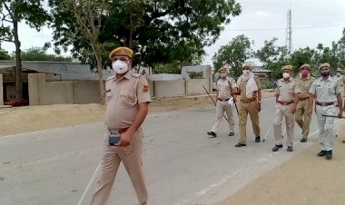 पुलिस ने बाजार में कानून व्यवस्था को बनाए रखने के लिए निकाला फ्लेग मार्च