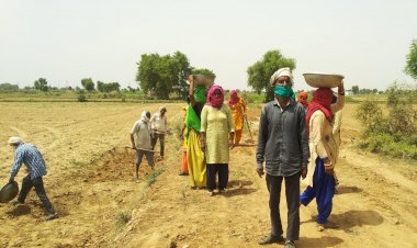 नरेगा श्रमिकों की शिकायत हर बार कट कर मिलती है नरेगा की मजदूरी