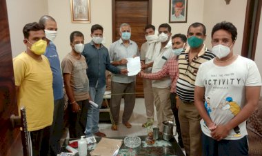 कॉलोनी के मुख्य प्रवेश के रोड को छोटा न कर बडा ही रखा जाने के लिए सौपा ज्ञापन