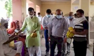 श्रम राज्यमंत्री के पिता की पुण्यतिथि पर रामगढ़ सीएचसी पर भर्ती मरीजों को वितरित किए मास्क एवं फल