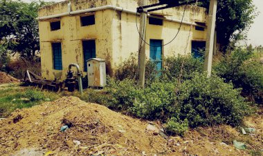 कोरोना और फंगस के संक्रमण के दौर मे गंदगी के ढेर के बीच चल रही आगंनबाड़ी