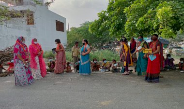 भाजपा महिला मोर्चा ने बच्चों को बांटे मास्क एवं पाठ्य पुस्तकें