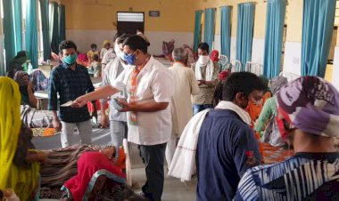 टीम वसुंधरा राजे अलवर के विधानसभा प्रभारी के नेतृत्व में रामगढ़ सीएचसी में  वितरित किए गए फल व मास्क