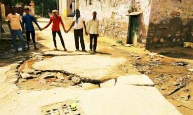 वाटर सप्लाई की लाइन टूटने से रोड धंसा, ग्रामीण हो रहे परेशान