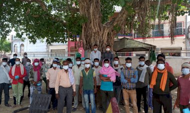 लोहागढ़ ग्रुप ने नगर कस्बे में  सफाई कर्मियों को बांटे मास्क