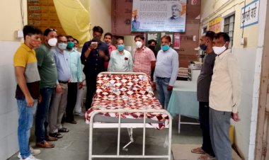 समाज सेवी ने नगर अस्पताल के लिए बेड स्ट्रेचर किया दान