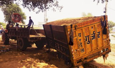 रेत से भरा डंफर पलटते पलटते बचा, अधुरा निर्माण कार्य बन रहा लोगो की जान जंजाल