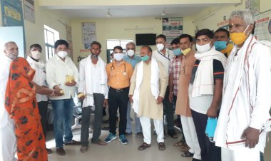 फल व मास्क वितरण कर मनाया कांग्रेस के पूर्व राष्ट्रीय अध्यक्ष राहुल गांधी का 51वां जन्मदिन